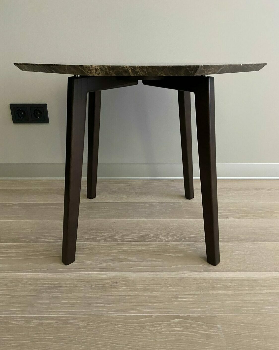 Приліжковий столик з дерева і мармура