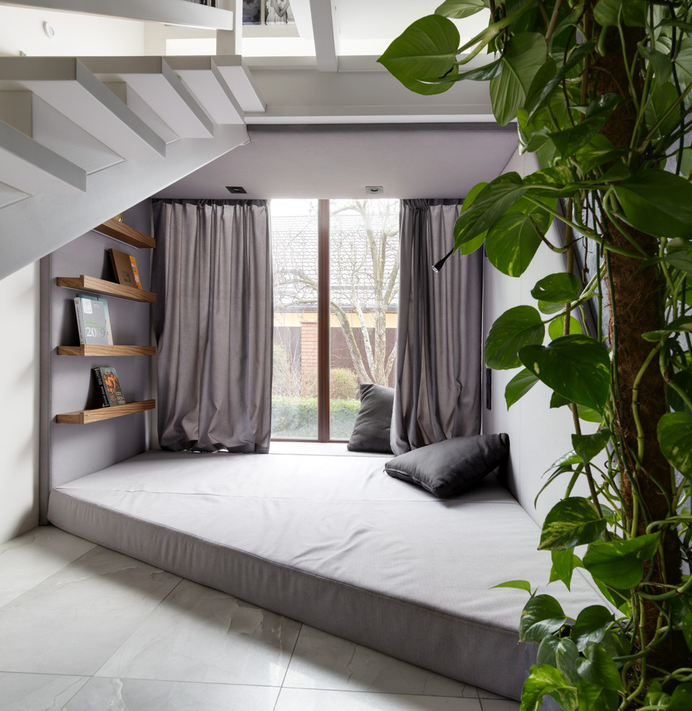 Зона відпочинку під сходами в будинку. Полиці з підсвіткою - KOG group