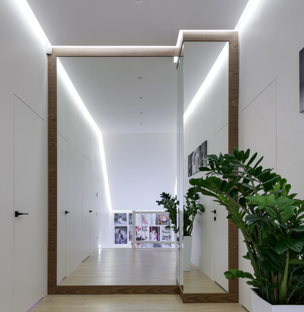 Зеркало  на всю стену в деревянной раме - KOG group