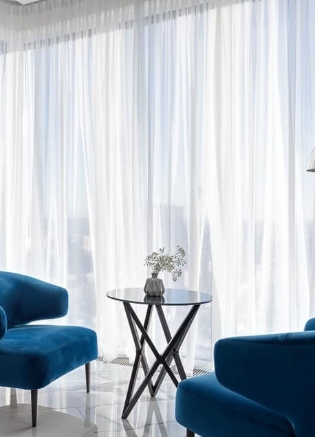 Круглий кавовий столик з металу і прозорогоскла