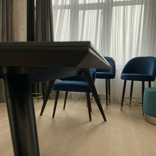 Стіл EVANS від фабрики MINOTTI