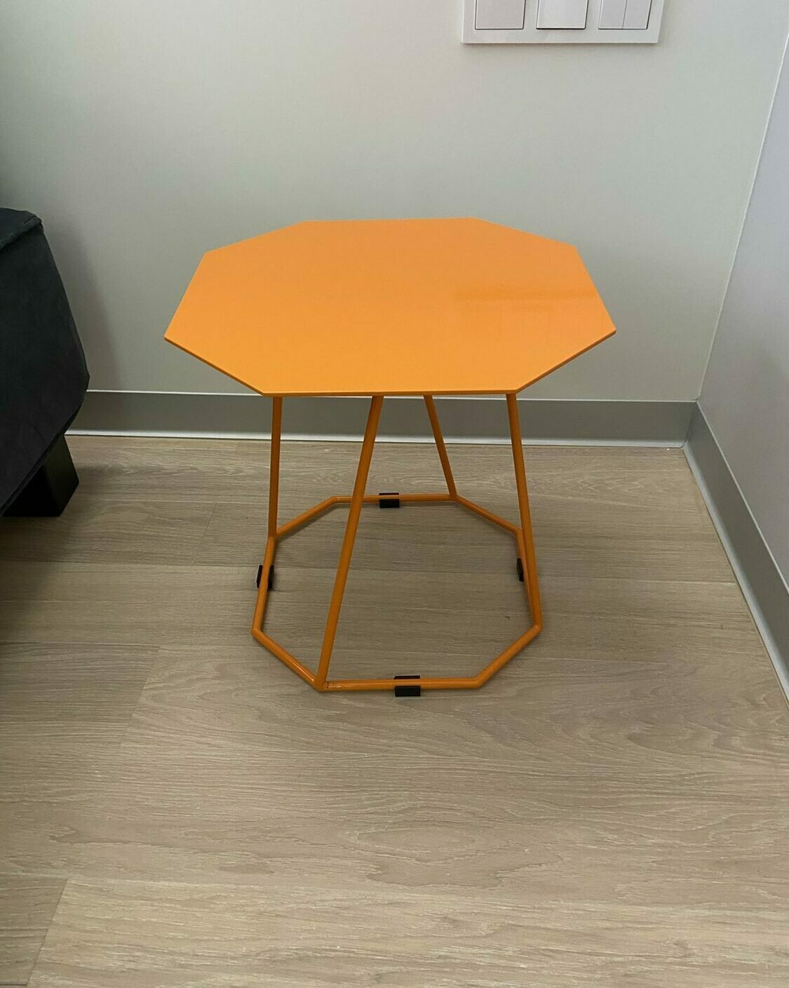 Помаранчевий столик помаранчевого кольору з металу в дитячу кімнату