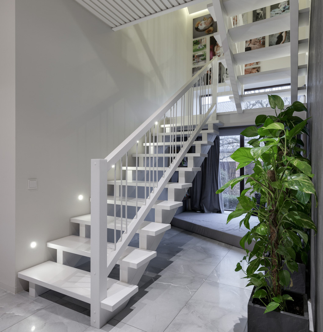 Дерев'яні сходи в будинок білого кольору - KOG group