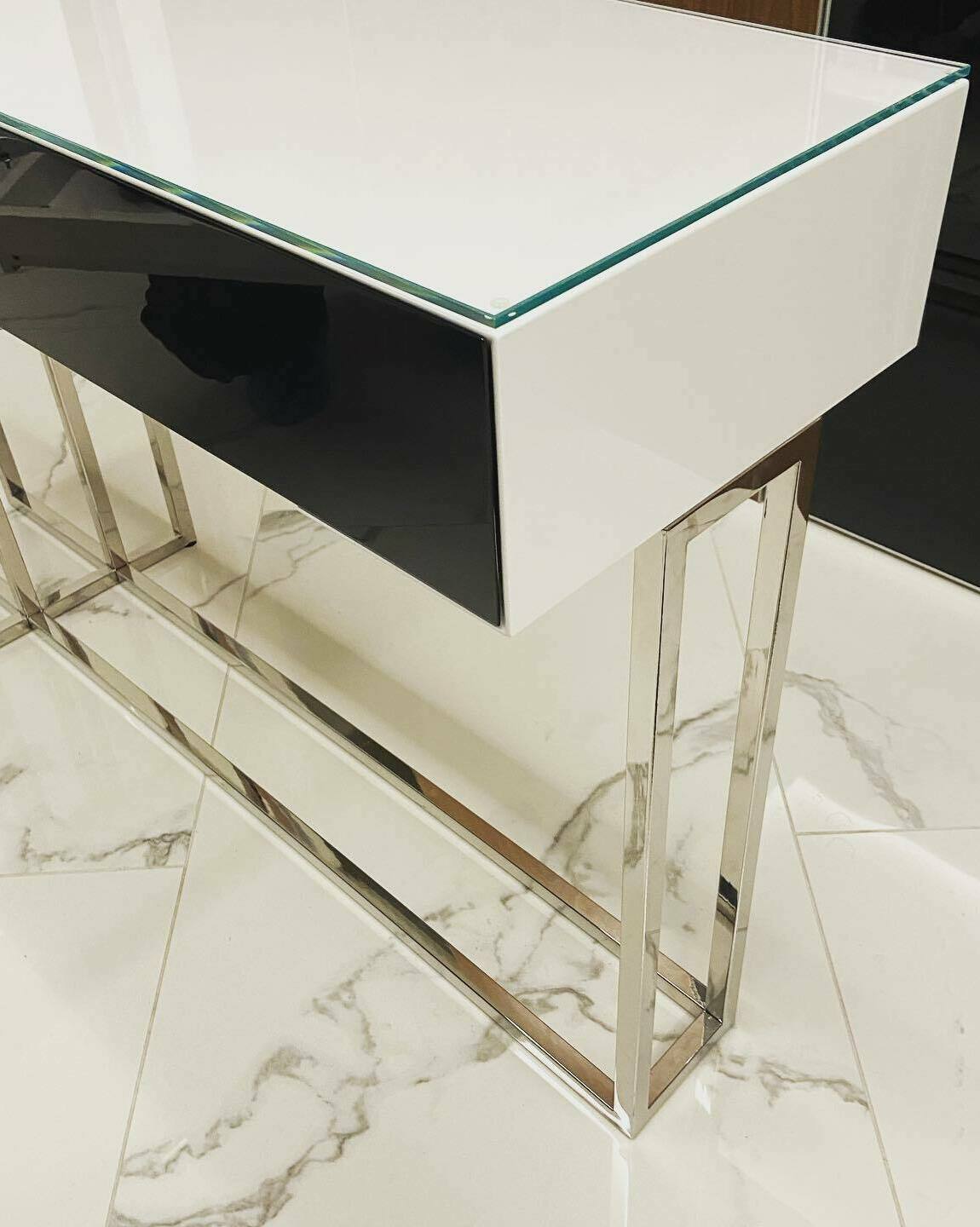 Консольний стіл з фарбованого мдф і нержавіючої сталі