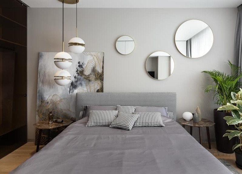 Приліжкові столики із дерева і мармуру