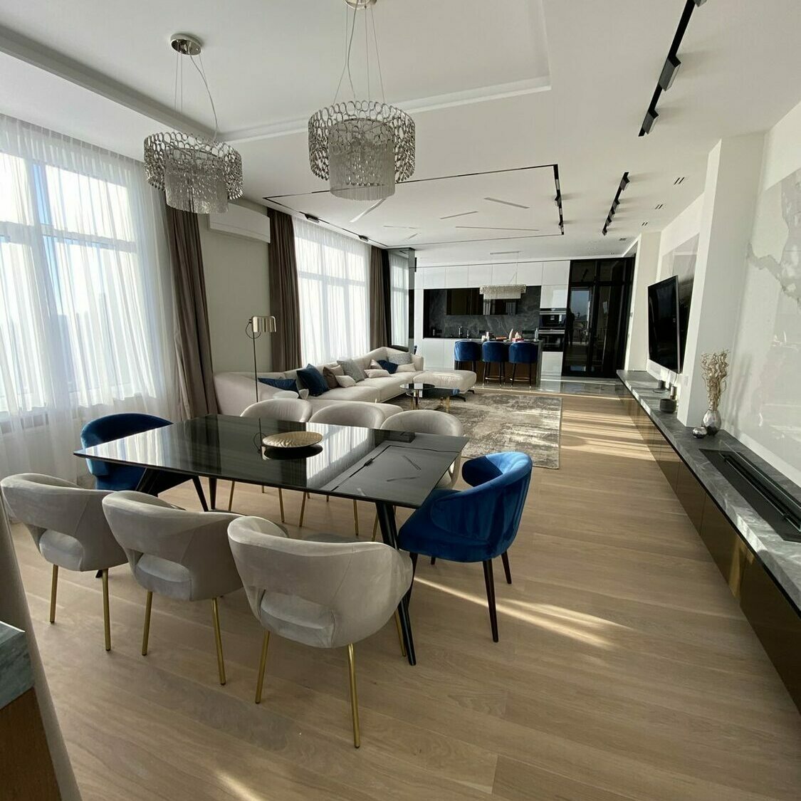 Стіл EVANS від фабрики MINOTTI