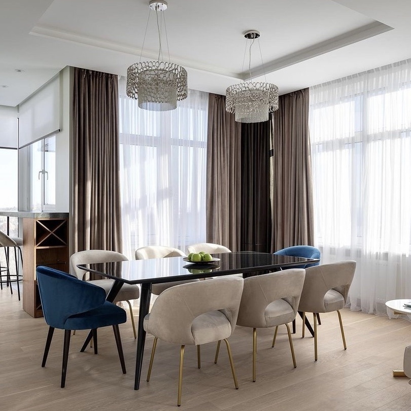 Стіл EVANS від фабрики MINOTTI