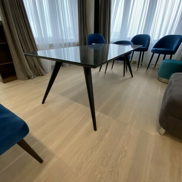 Стіл EVANS від фабрики MINOTTI