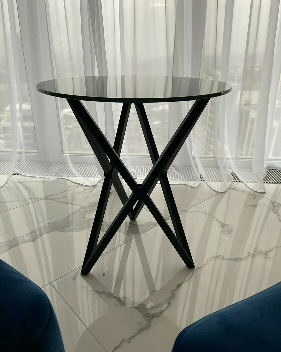 Кавовий круглий столик з металу і скла