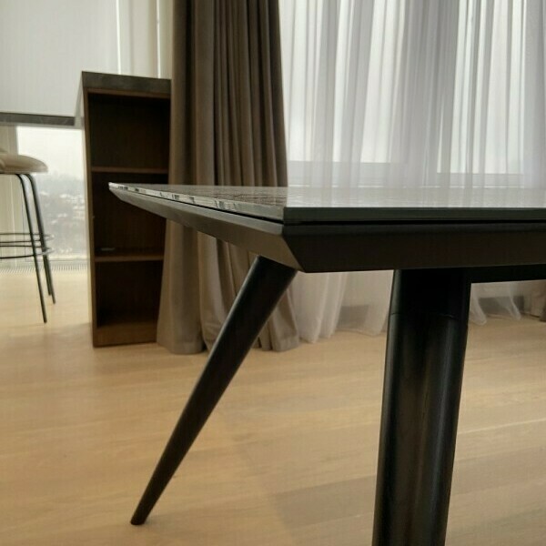 Стіл EVANS від фабрики MINOTTI