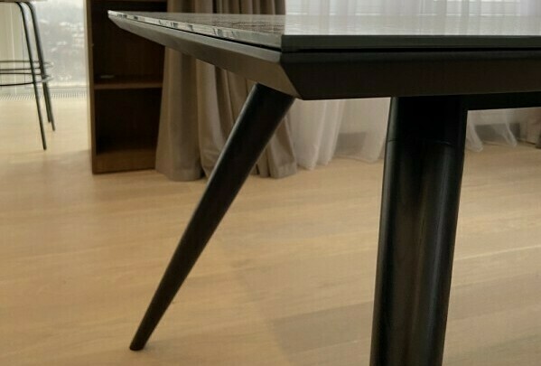 Стіл EVANS від фабрики MINOTTI - KOG group