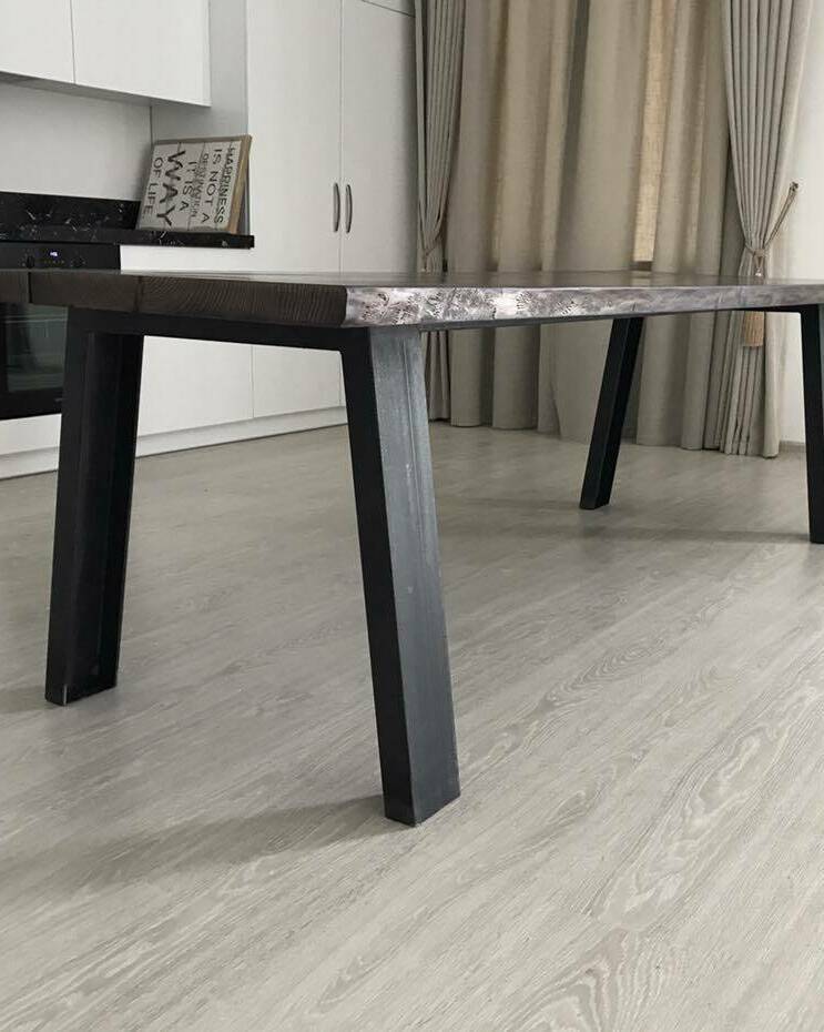 Великий обідній стіл з слебу дерева і металу