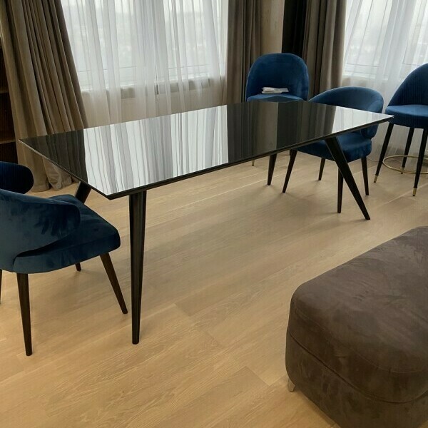 Стіл EVANS від фабрики MINOTTI